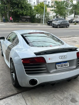Audi R8 na área externa da oficina