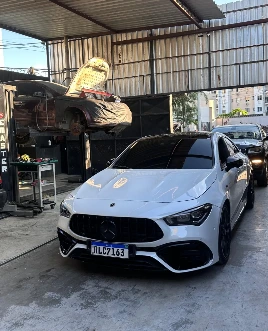Mercedes-Benz branco na oficina